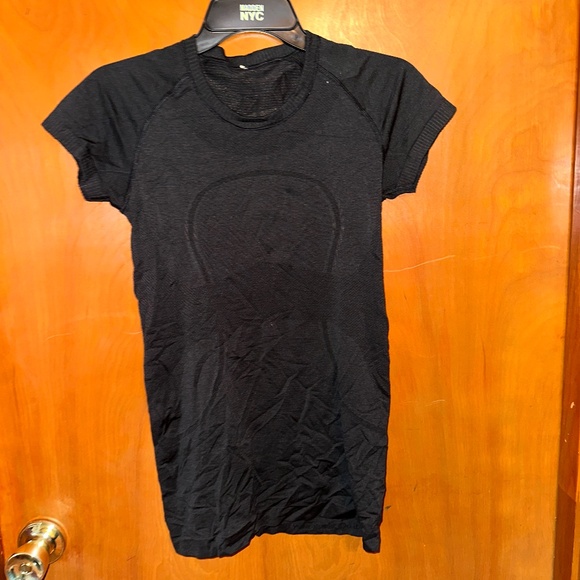 Lululemon Swiftly Tech Short Sleeve 2.0 — Black Seamless Athletic Tee - Picture 1 of 2